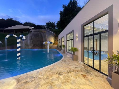 ein Pool in einem Haus mit einem Resort in der Unterkunft Hotel Campestre Atibaia in Atibaia