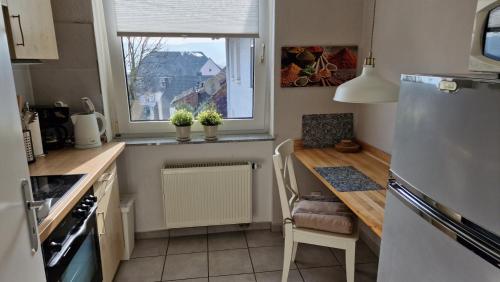 una pequeña cocina con mesa y ventana en Apartment Wetter, en Wetter