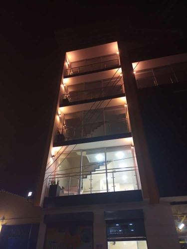 un edificio con luces por la noche en Hotel Arci en Cúcuta