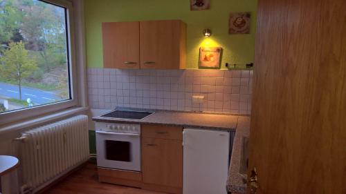 a small kitchen with a stove and a window at Einfaches Monteurszimmer für Langzeitaufenthalte in Goslar