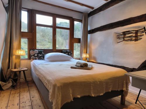 Un dormitorio con una cama con un osito de peluche. en petite maison am Mühlenberg en Monschau