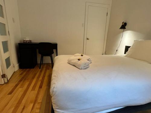 Cama ou camas em um quarto em Vive Le Plateau! Superb Apt!
