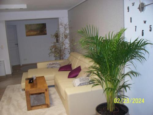 a living room with a couch and a plant at Villa Rogge in Berlin