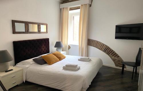 1 dormitorio con 1 cama con sábanas blancas y ventana en DormiRoma - Cedro 21 Apartments, en Roma