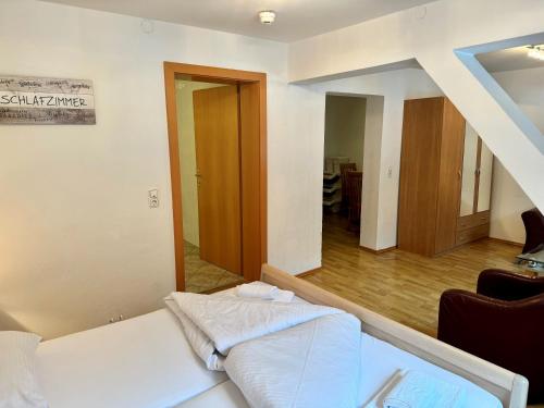 um quarto com uma cama e um espelho em Auszeit zu zweit in Tirol, Schöne Ferienwohnung in Tirol, FeWo 6 em Thiersee