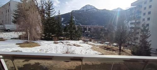 - une vue sur une montagne enneigée depuis une fenêtre dans l'établissement Large studio in Saint-Chaffrey, à Saint-Chaffrey