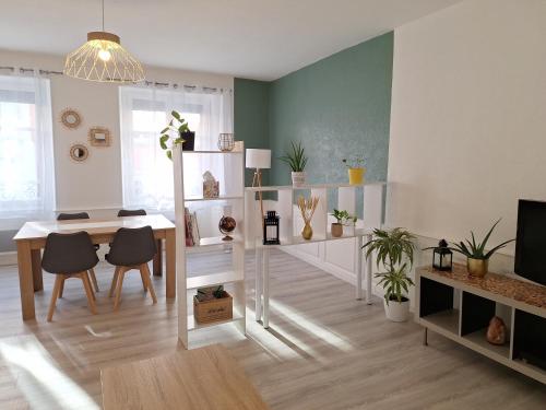 un salon avec une table et une salle à manger dans l'établissement Urban green spirit, centre historique, à Mulhouse