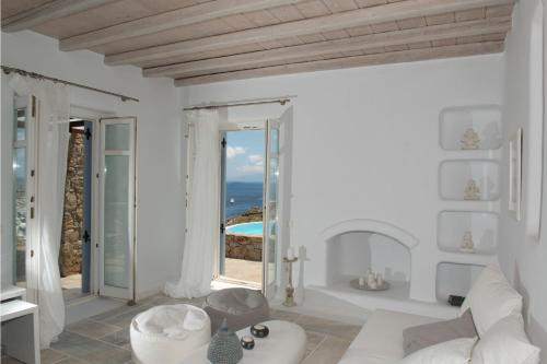 una sala de estar blanca con vistas al océano en Luxury Mykonos Villa - 3 Bedrooms - Villa Vigor - Stunning Sea Views - Agios Lazaros, en Psarou