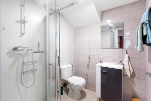 een badkamer met een toilet, een wastafel en een douche bij Côté Jardin 2 - Appartement avec Jardin in Le Coteau