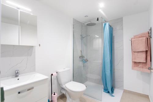 Bathroom sa Côté jardin 1 - Appartement avec Jardin