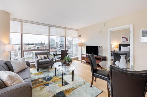 ein Wohnzimmer mit Sofa und Tisch in der Unterkunft Spacious Apartment Downtown in Stamford