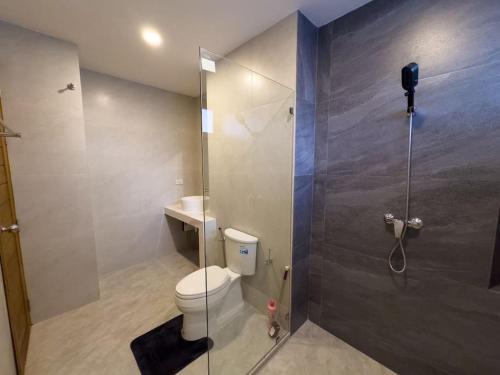 La salle de bains est pourvue de toilettes et d'une douche en verre. dans l'établissement New above Chaweng - Inkl Scooter, à Nathon Bay