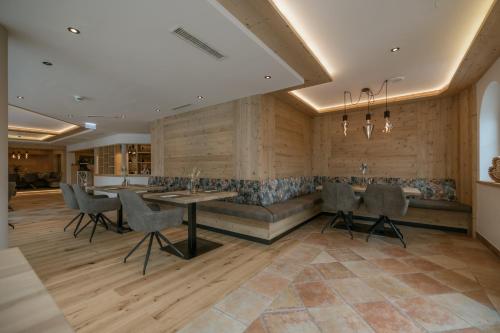 a dining room with a table and chairs at KERSCHDORFER - wohlfühlhotel garni - adults only in Kaltenbach