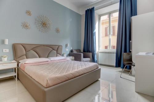 sypialnia z łóżkiem, krzesłem i oknem w obiekcie Claudia House Roma Termini w Rzymie