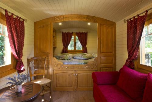 Saint-AndiolにあるMas de la Mareの小さなベッドルーム(鏡にベッド付)