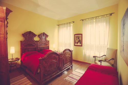 een slaapkamer met 2 bedden en rode lakens bij Historic and quiet house in the Langhe&Monferrato in Portacomaro