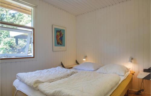 una camera da letto con un grande letto e una finestra di Awesome Home In Humble With Wifi a Humble