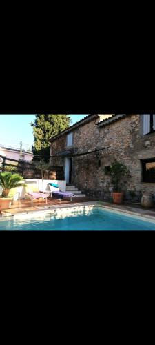 Grande maison en pierre dans la colline varoise