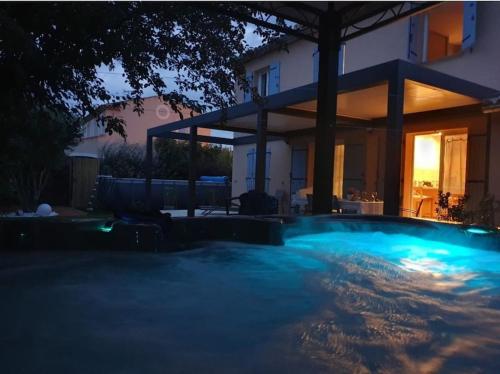 uma piscina em frente a uma casa à noite em Maison en Provence avec jacuzzi em Peyrolles-en-Provence