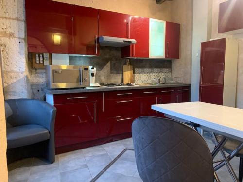 A kitchen or kitchenette at La Tour - Hyper Centre - Place du Palet