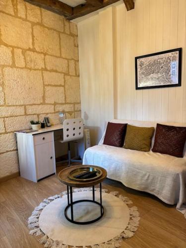 Cette chambre comprend un lit et une table basse. dans l'établissement La Tour - Hyper Centre - Place du Palet, à Angoulême