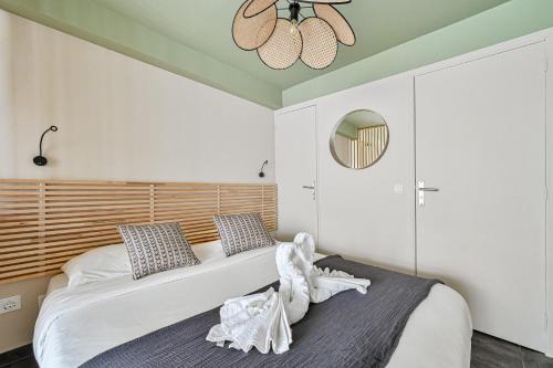 une chambre avec un lit avec un animal en peluche dessus dans l'établissement L'Oasis Parisien - 2 pers - Métro Oberkampf, à Paris