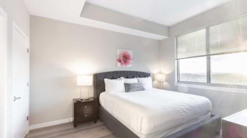 斯坦福德的住宿－Luxury Apartment In Harbor Point，白色的卧室设有床和窗户