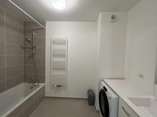 een badkamer met een douche en een wasmachine bij View Point Imperial lake in Annecy