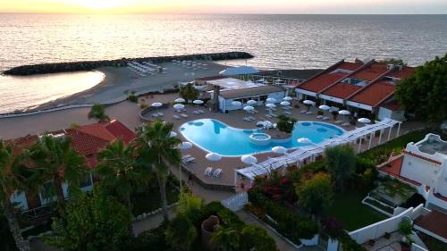 Bazén v ubytování Le Mandrelle Beach Resort nebo v jeho okolí