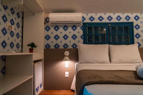a bedroom with blue and white wallpaper and a bed at Apprezzare . Pousada beira-mar in Porto De Galinhas