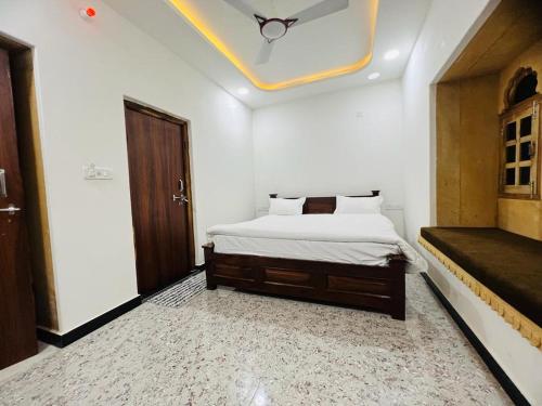 Cama ou camas em um quarto em Hotel Golden Garh