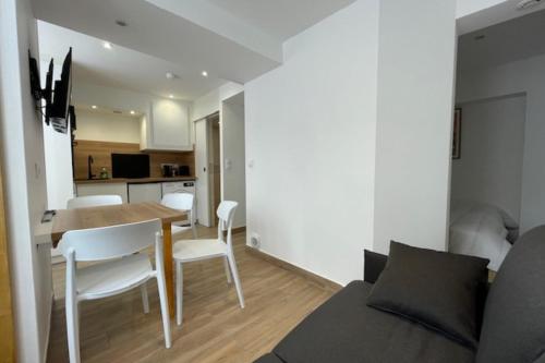 Il comprend un salon et une cuisine avec une table et des chaises. dans l'établissement Luminous cocoon in La Rochelle, à La Rochelle
