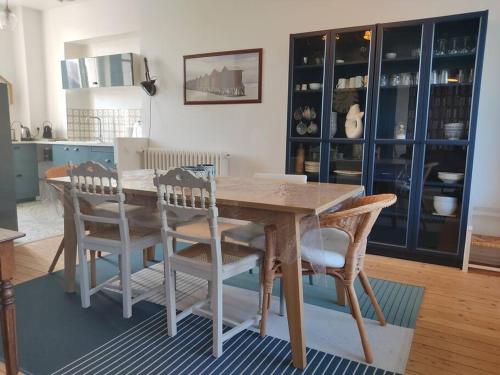 une salle à manger avec une table et des chaises en bois dans l'établissement Maison typique - marché, port et la plage à 200m, au Pouliguen