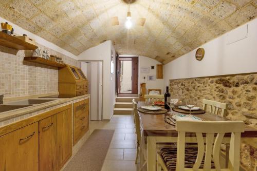 uma cozinha com uma mesa com cadeiras e um balcão em Casa Relax em Mesagne