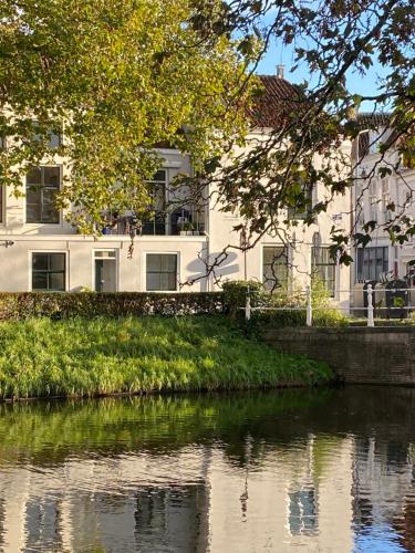 een gebouw naast een rivier voor een gebouw bij Kromme weele 26 in Middelburg