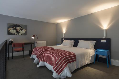 a bedroom with a bed and a dresser at Oporto Serviced Apartments - 1858 in Porto