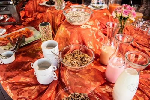 a table topped with glass vases filled with food at AVANTI HOTEL & CONVENTION CENTER in Cochabamba