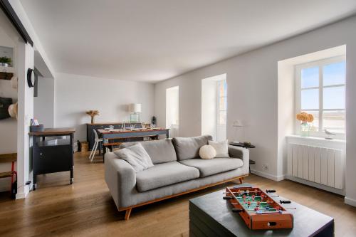 un salon avec un canapé et une table dans l'établissement Vue exceptionnelle - Accès privé front de mer, à La Ville-ès-Nonais