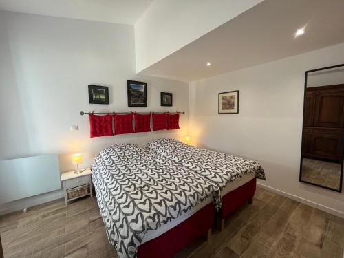 une chambre avec un lit et une télévision à écran plat dans l'établissement Bel Appartement indépendant lumineux - St-Maximin, à Saint-Maximin-la-Sainte-Baume