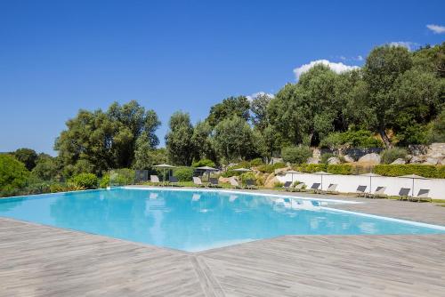 une grande piscine avec de l'eau bleue dans l'établissement Flaubert 18 - Domaine d'Arca - 6 pers, à Porto-Vecchio
