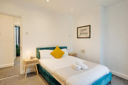 sypialnia z 2 łóżkami w pokoju w obiekcie 2 Bedroom Apartment Near City Centre, Uni & Parks! w Cardiff