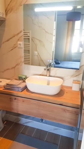 une salle de bain avec un lavabo et un miroir dans l'établissement Studio 28m2 avec balcon, très proche de la mer, à Saint-Laurent-du-Var