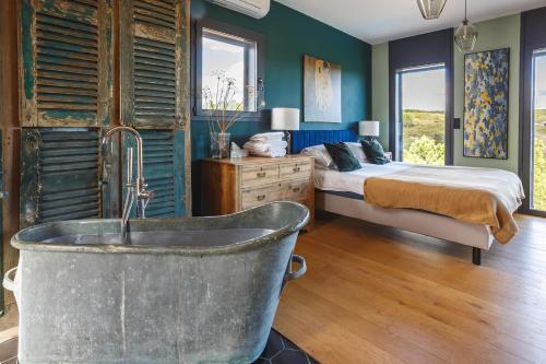 Photo de la galerie de l'établissement 5-Star LUXURY hilltop house with heated salt pool and hot tub, close to Carcassonne, à Aragon