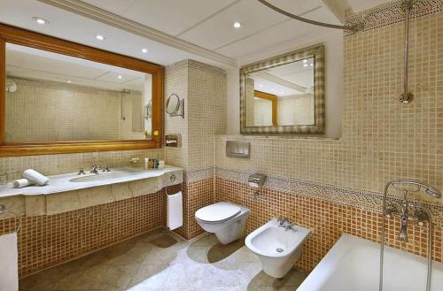een badkamer met een wastafel, een toilet en een spiegel bij Double room with garden in Sharm El Sheikh