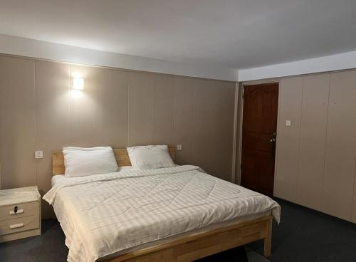 プノンペンにあるWhitehouse Guesthouse 2のベッドルーム(白いシーツを使用した大型ベッド1台付)