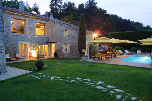 a house with a yard with a swimming pool at Studio avec piscine partagee jardin clos et wifi a Forcalquier in Forcalquier