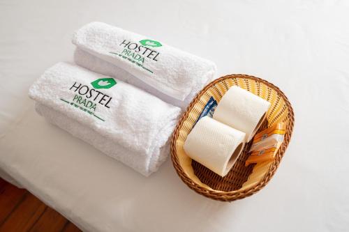 una cesta de toallas y papel higiénico sobre una mesa en Hostel Prada en Lima
