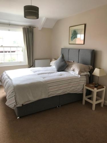 sypialnia z dużym łóżkiem i oknem w obiekcie Close House Cottage w mieście York