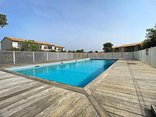 - une piscine au-dessus d'une terrasse en bois dans l'établissement Porto vecchio - St.cyprien - Corse du sud -plages, à Lecci