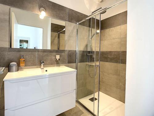 une salle de bain avec un lavabo et une douche dans l'établissement Porto vecchio - St.cyprien - Corse du sud -plages, à Lecci